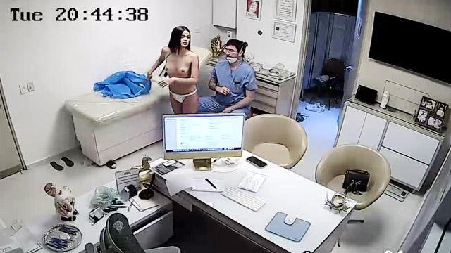 Hot Cosmetic Clinic Doctor Boobs Squeeze Naked CCTV Viral