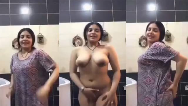 Sexy mother shows her pussy on video
