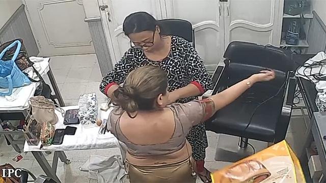 Rich Bhabhi Changing Clothes Caught On Parlour CCTV