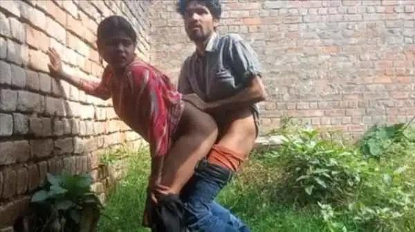 Village Bhabhi Ghar Ke Piche Jungle Me Hard Chudi